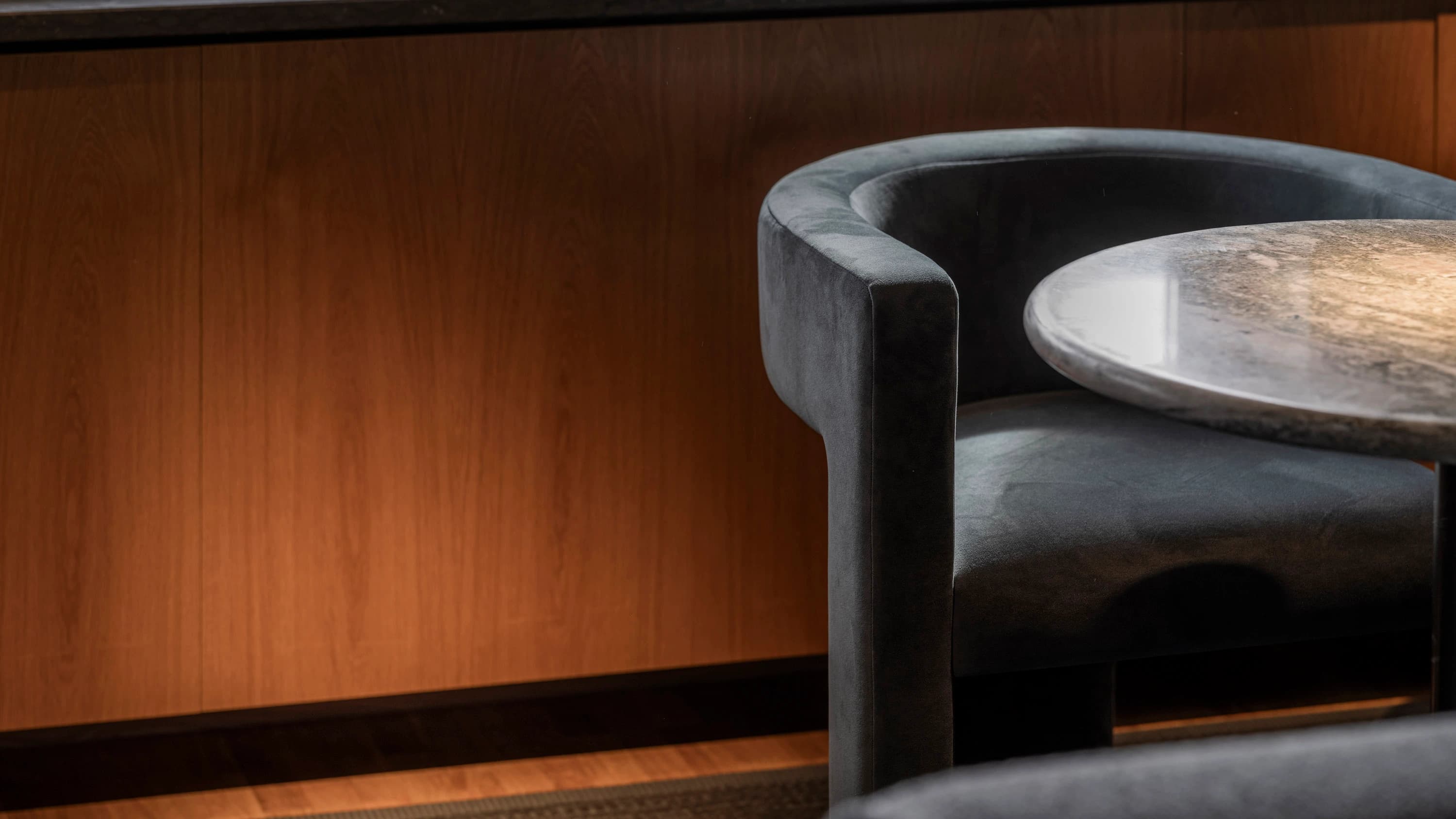 Curated furniture and natural wood materials reflecting Klarhus modern home design in St. Louis